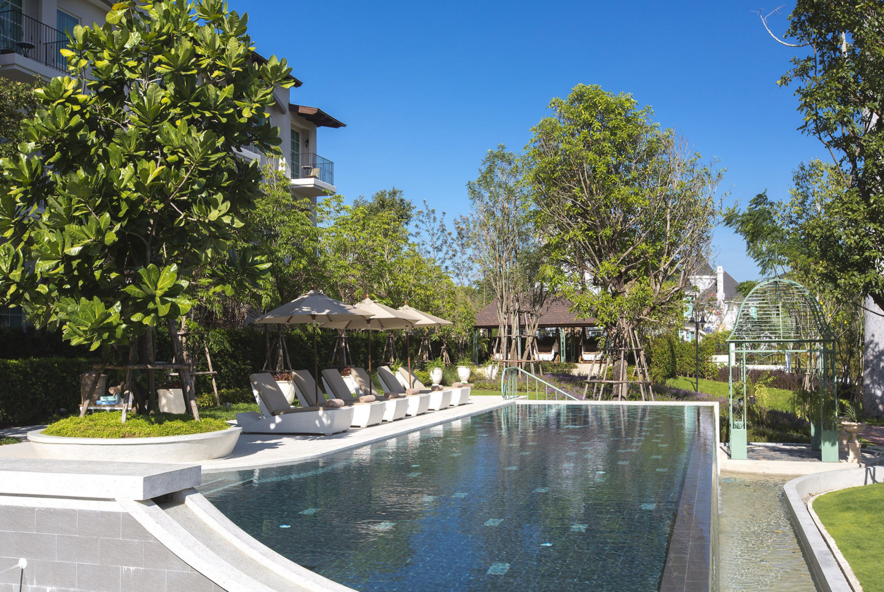 สระว่ายน้ำกลางแจ้ง เปิด 7:00 น. ถึง 18:00 น., เก้าอี้อาบแดดริมสระ