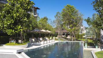 Alberca al aire libre, acceso de 07:00 a 18:00, y camastros