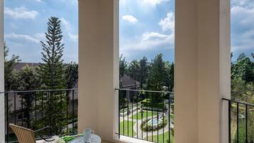 Habitación Deluxe, vista al patio | 1 habitación, minibar, caja de seguridad en la habitación y escritorio