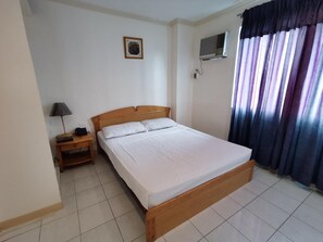 Dobbeltrom – basic | Safe på rommet, individuelt innredet, skrivebord og wi-fi (inkludert)