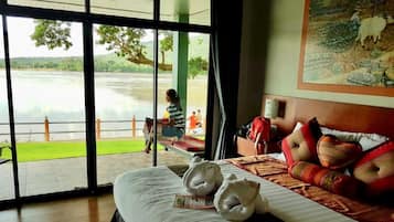 เครื่องนอนระดับพรีเมียม, มินิบาร์, ตู้นิรภัยในห้องพัก, โต๊ะทำงาน