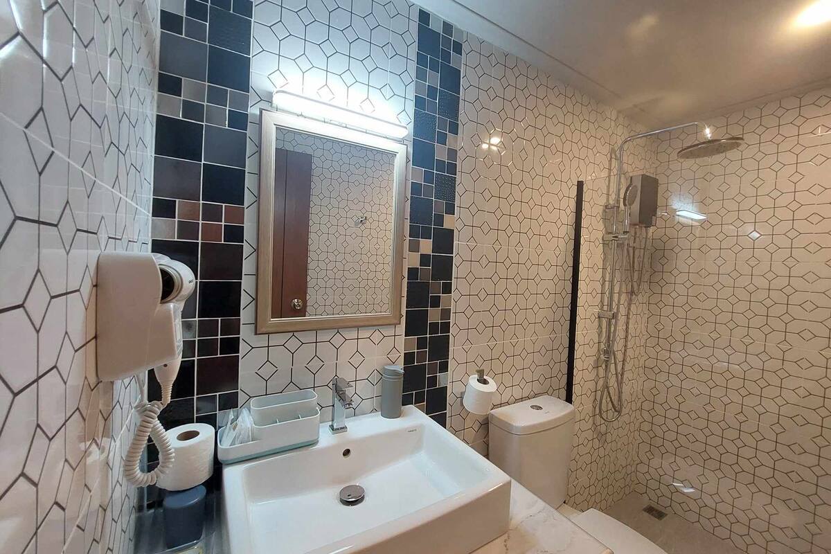 deluxe villa | bathroom | shower, free toiletries, hair dryer, bathrobes