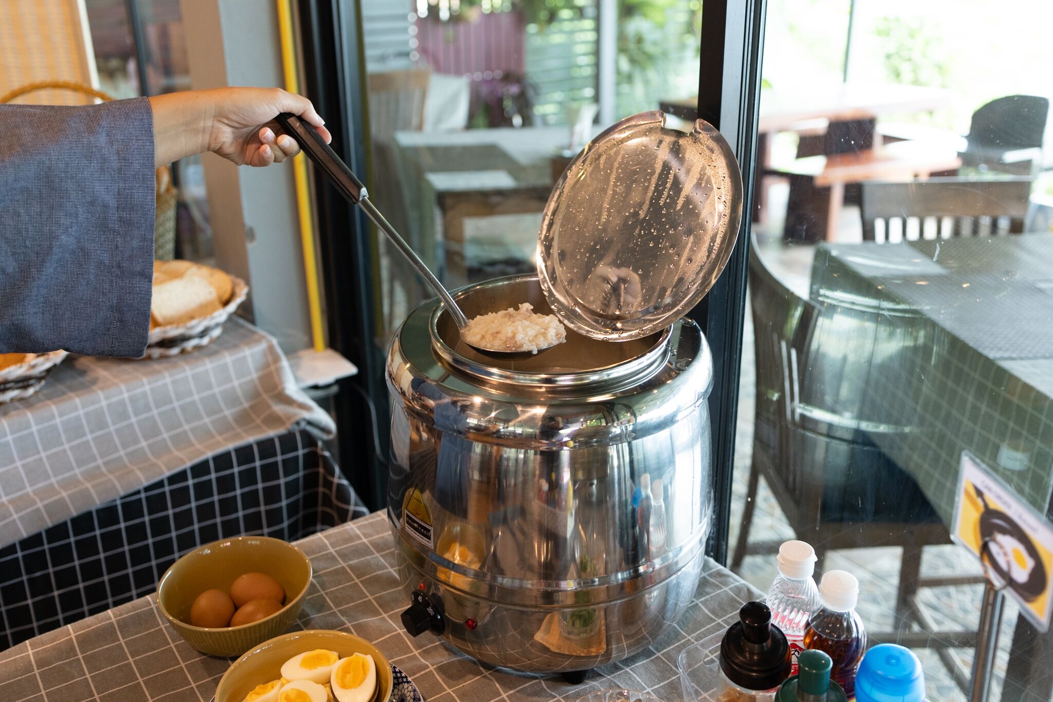 daily buffet breakfast (thb 300 per person)