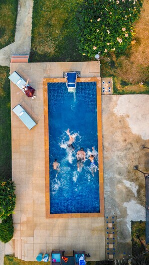 AuĂenpool, LiegestĂŒhle