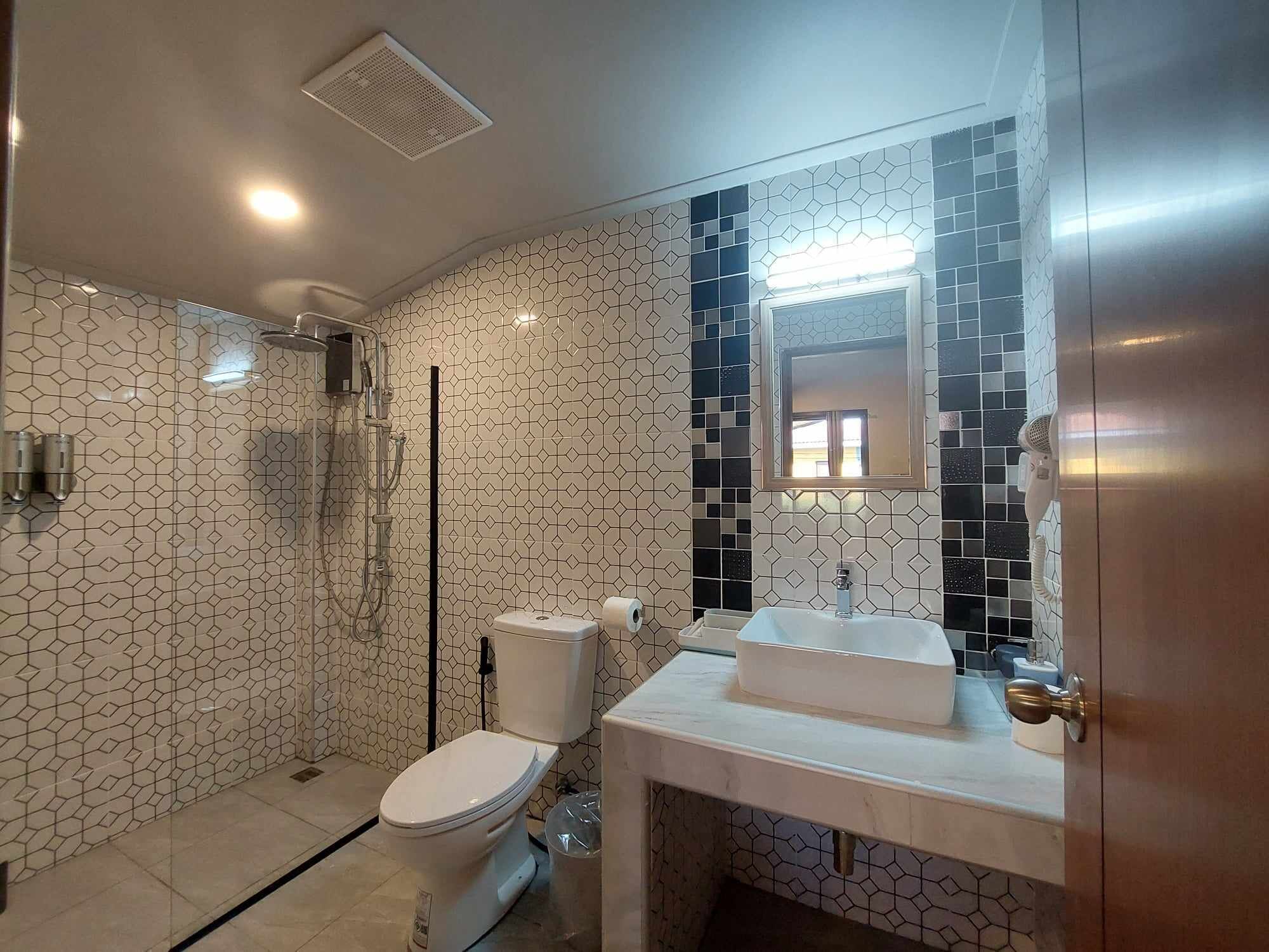 deluxe villa | bathroom | shower, free toiletries, hair dryer, bathrobes