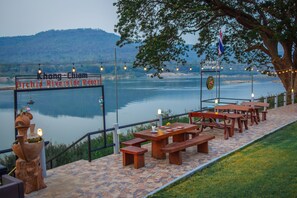 Breakfast, lunch, dinner served; local and international cuisine  - Khong Chiam Orchid Riverside Resort (Khong Chiam)