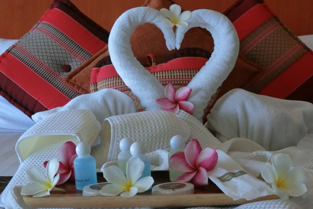 2 bedrooms, premium bedding, minibar, in-room safe