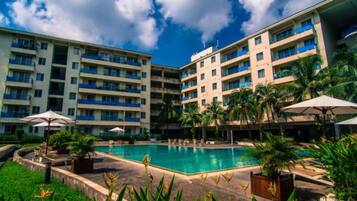 حمّام سباحة خارجي