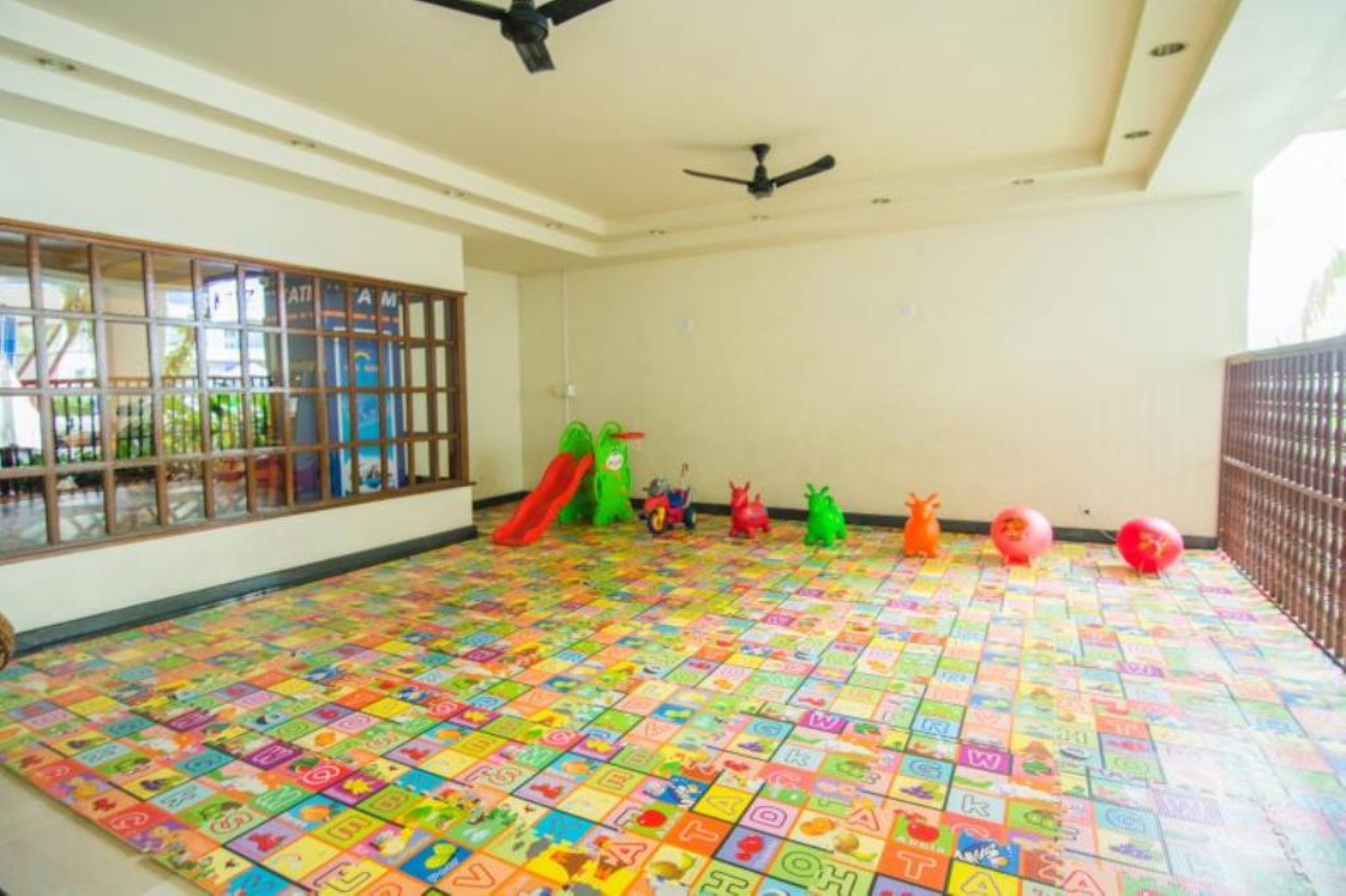 Tempat bermain anak – indoor