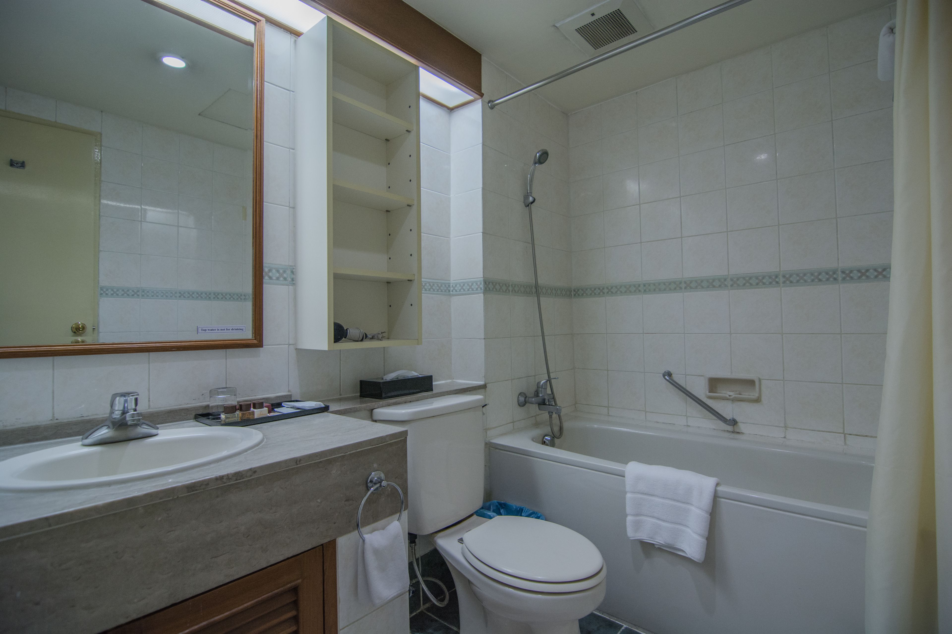 Un baño con lavamanos, inodoro y ducha.