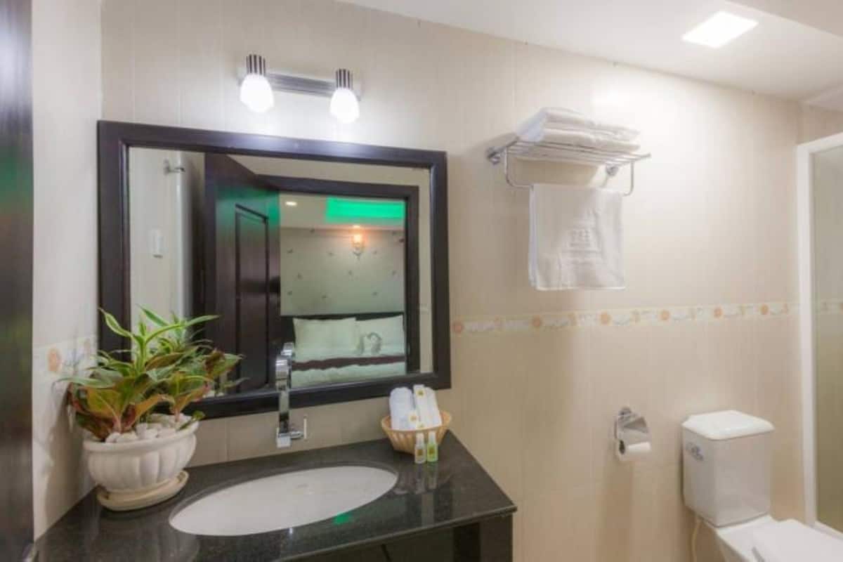 Dusche, kostenlose Toilettenartikel, Haartrockner, Hausschuhe