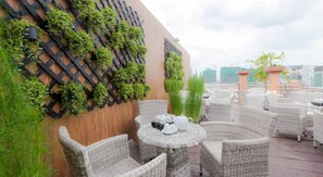 Breakfast, lunch and dinner served - Seventh Heaven Hotel and High Bar (Phnom Penh)