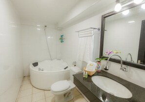 Deluxe Suite | Bathroom - Seventh Heaven Hotel and High Bar (Phnom Penh)