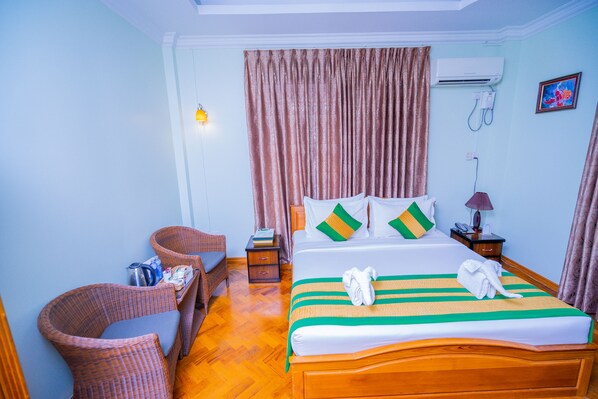 Habitación doble superior, 1 cama matrimonial | Minibar, caja de seguridad en la habitación, escritorio y camas extra 