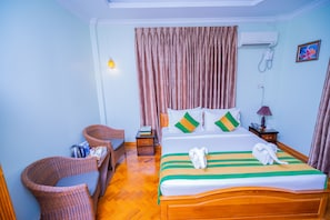 Minibar, caja de seguridad en la habitación y escritorio