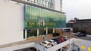 Un bâtiment moderne doté de grandes fenêtres en verre et d’un toit plat.