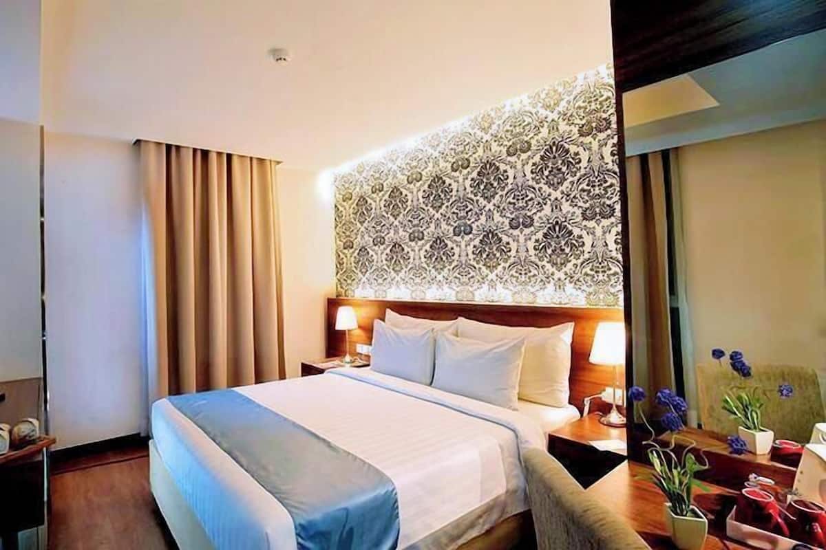 Minibar, desk, soundproofing, free WiFi