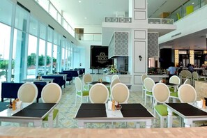 Breakfast, lunch, dinner served; international cuisine  - Odua Weston Jambi (Jambi)