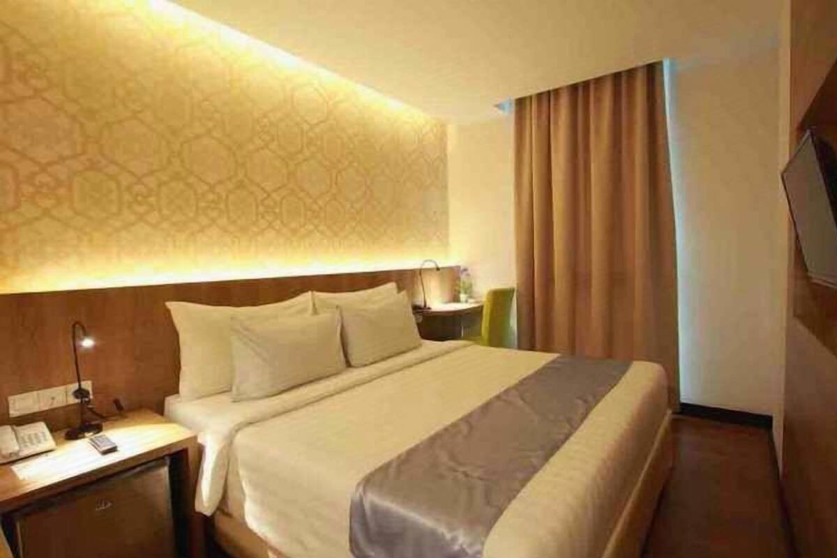 Minibar, desk, soundproofing, WiFi (free)