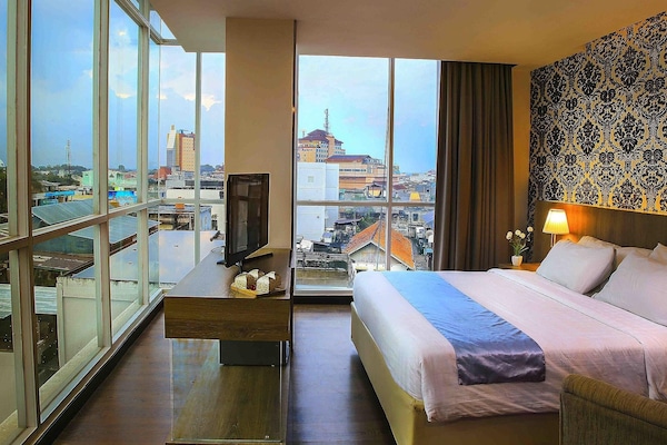 Deluxe Room, 1 Double Bed | Minibar, desk, soundproofing, free WiFi