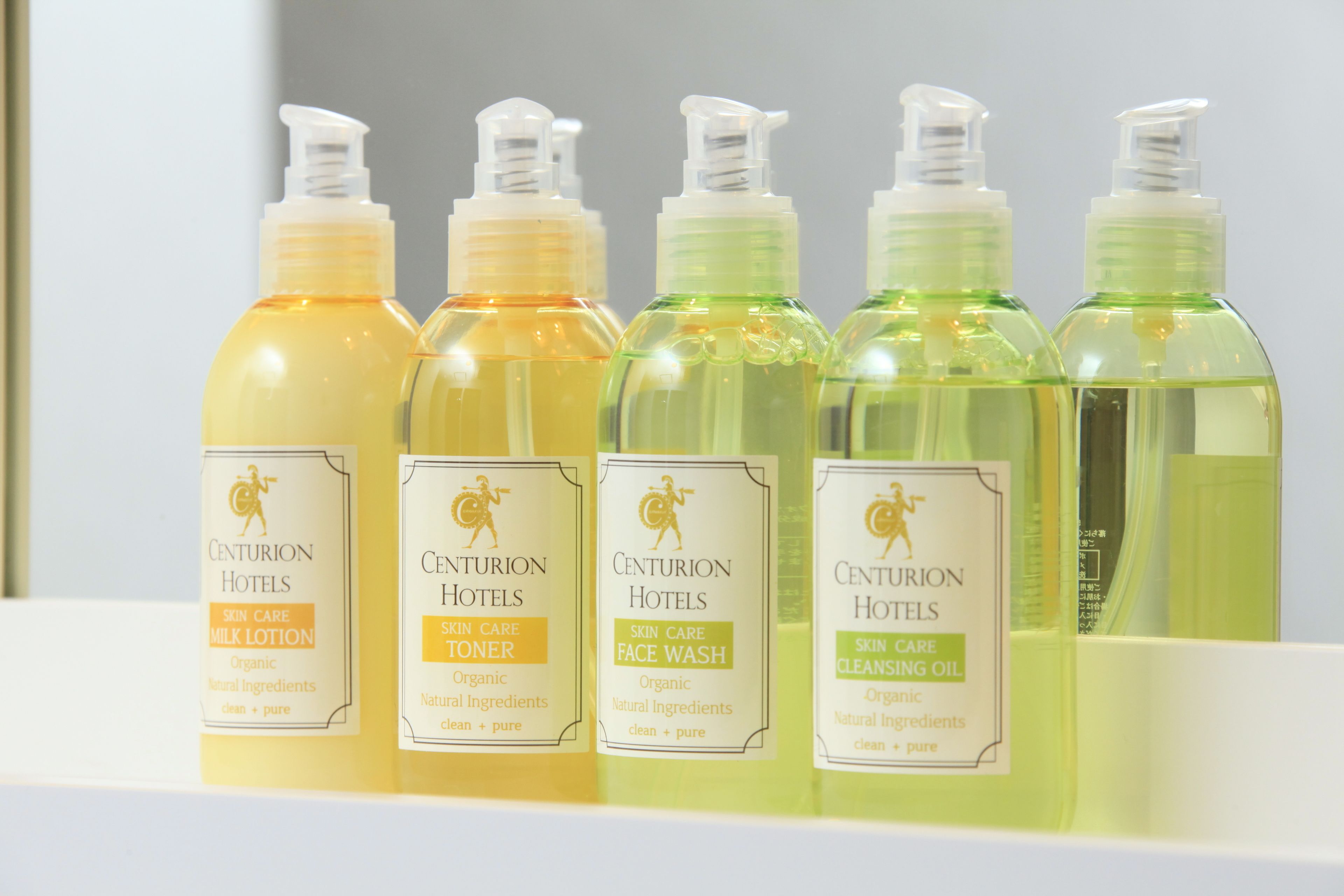 combined shower/bathtub, deep-soaking bathtub, free toiletries