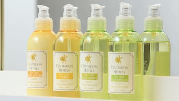 Una fila de productos para el cuidado de la piel de Centurion Hotels, incluyendo loción, tónico, limpiador facial y aceite limpiador.