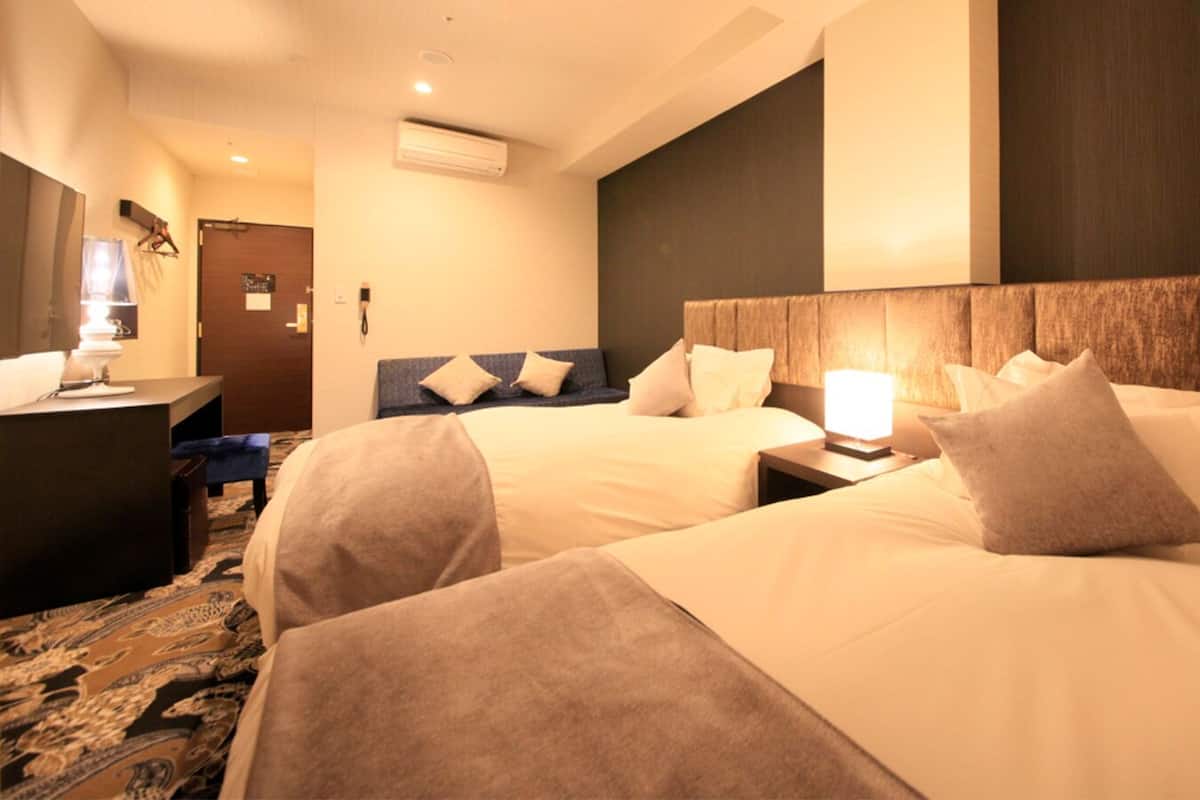 Premium bedding, desk, WiFi (free), bed sheets