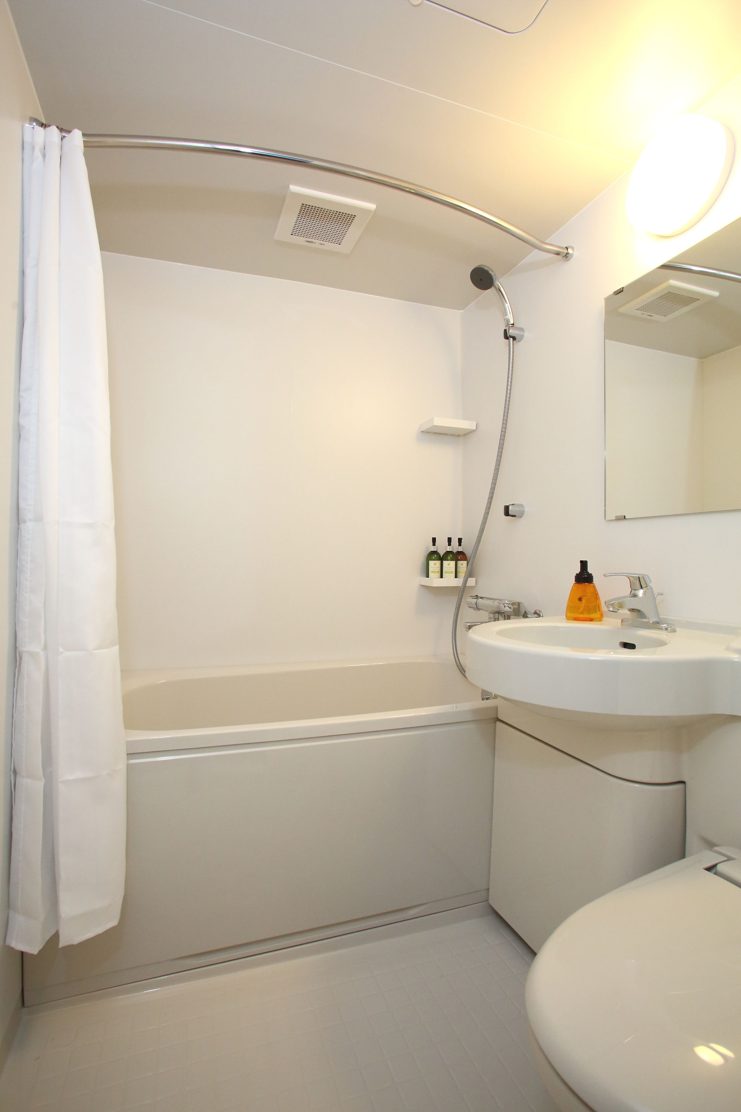 combined shower/bathtub, deep-soaking bathtub, free toiletries