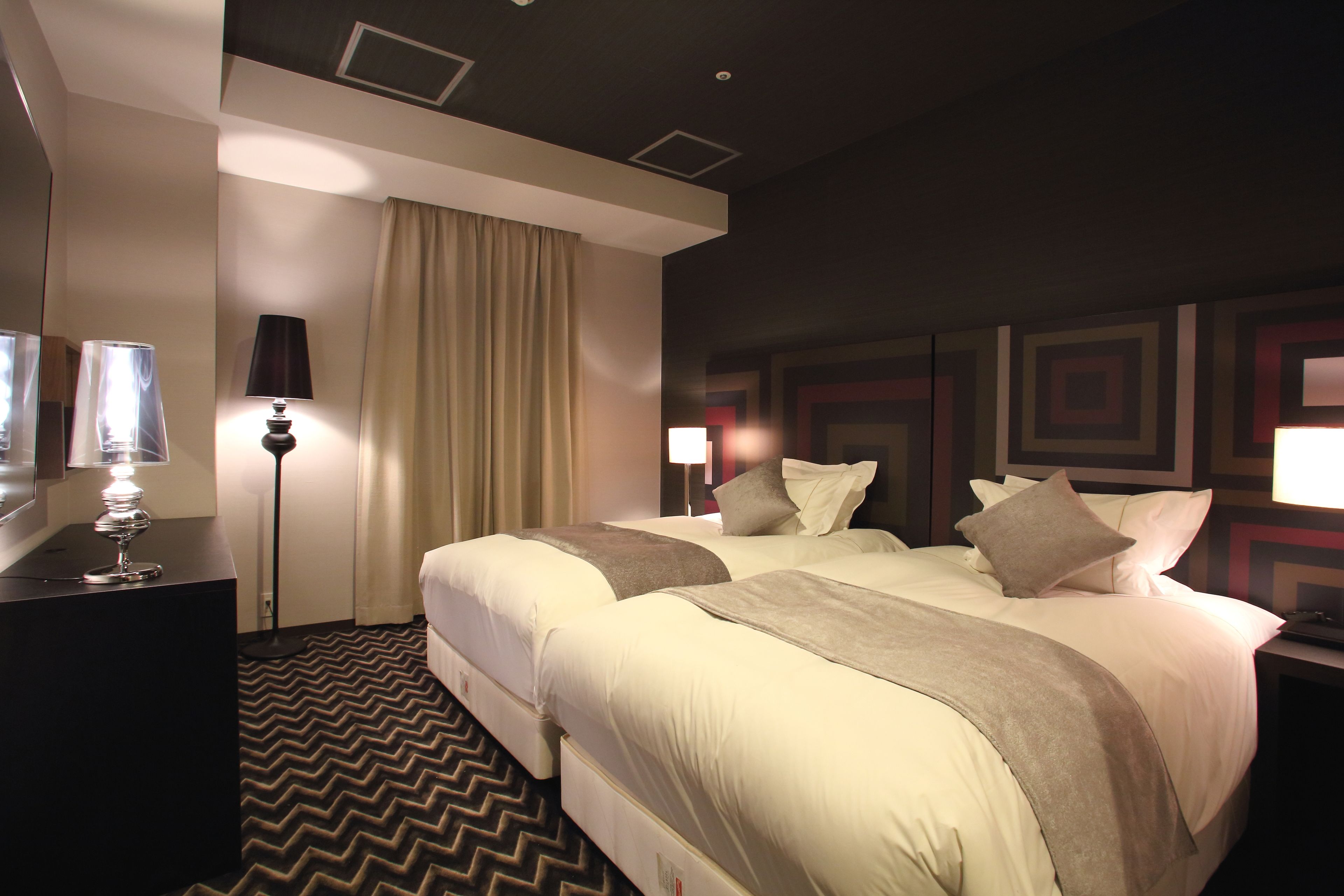 Seprai premium, meja kerja, Wi-Fi gratis, dan seprai linen