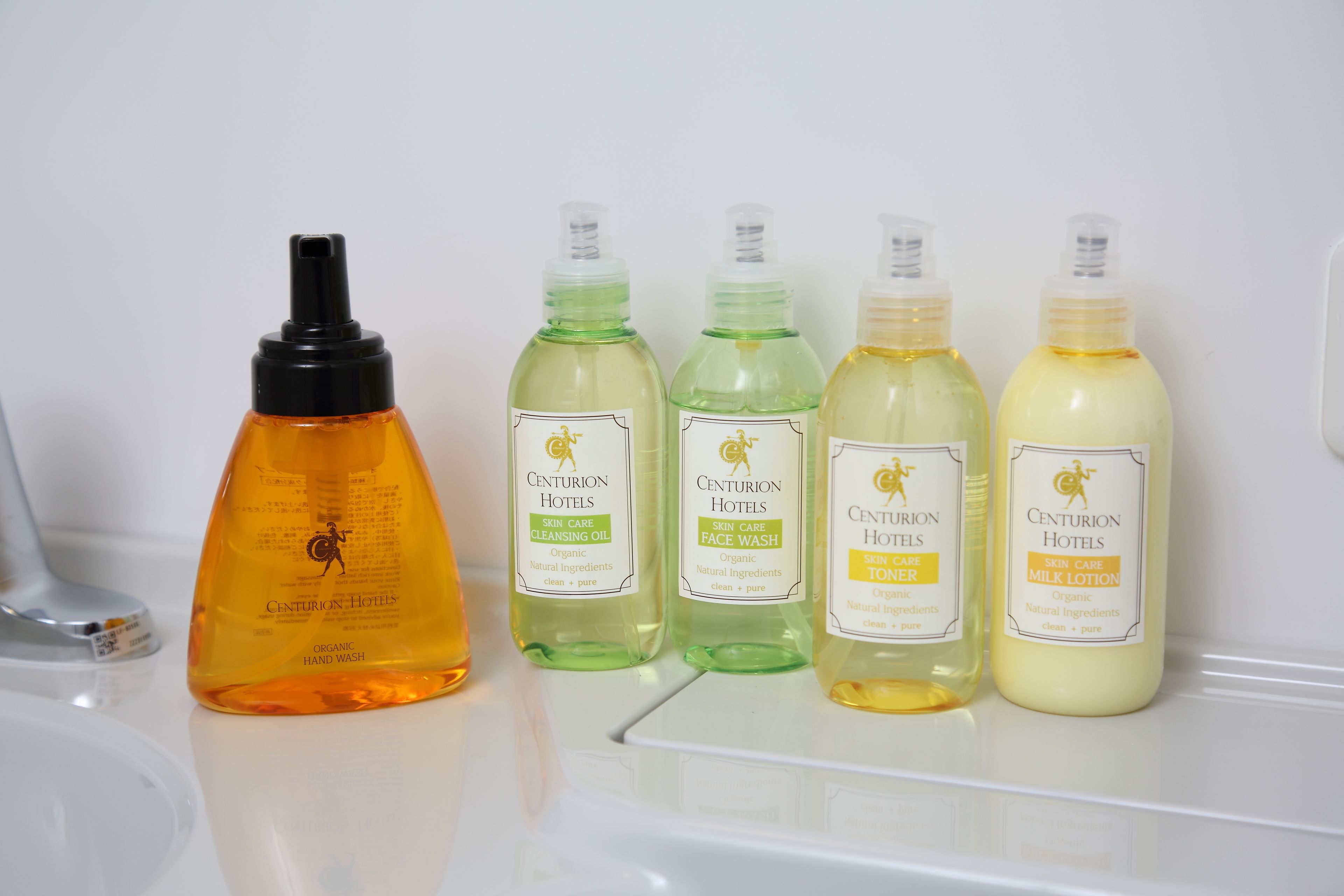 combined shower/bathtub, deep-soaking bathtub, free toiletries