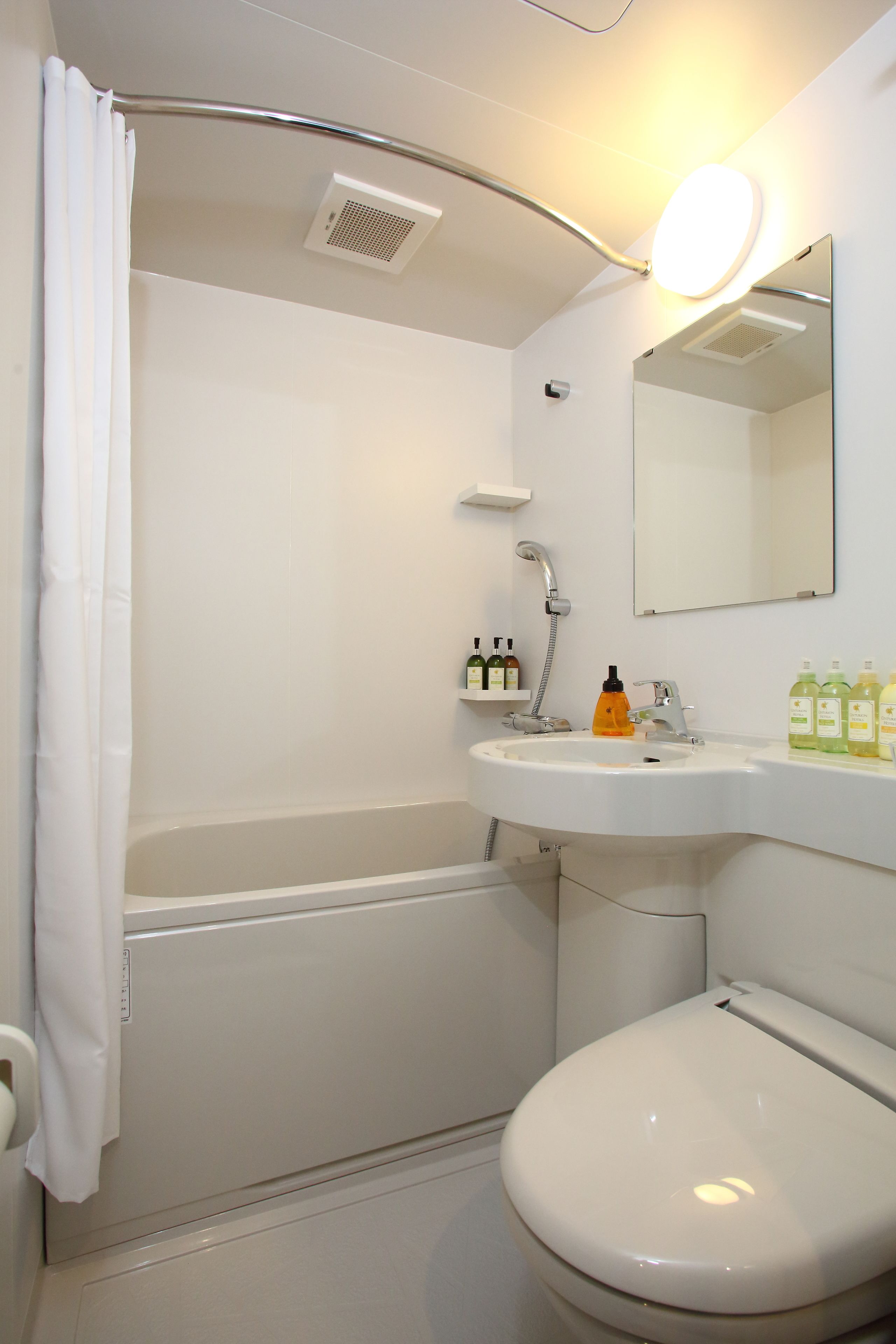 combined shower/bathtub, deep-soaking bathtub, free toiletries