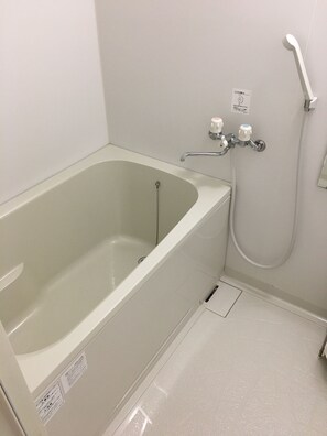 Separate tub and shower, deep soaking tub, free toiletries, hair dryer