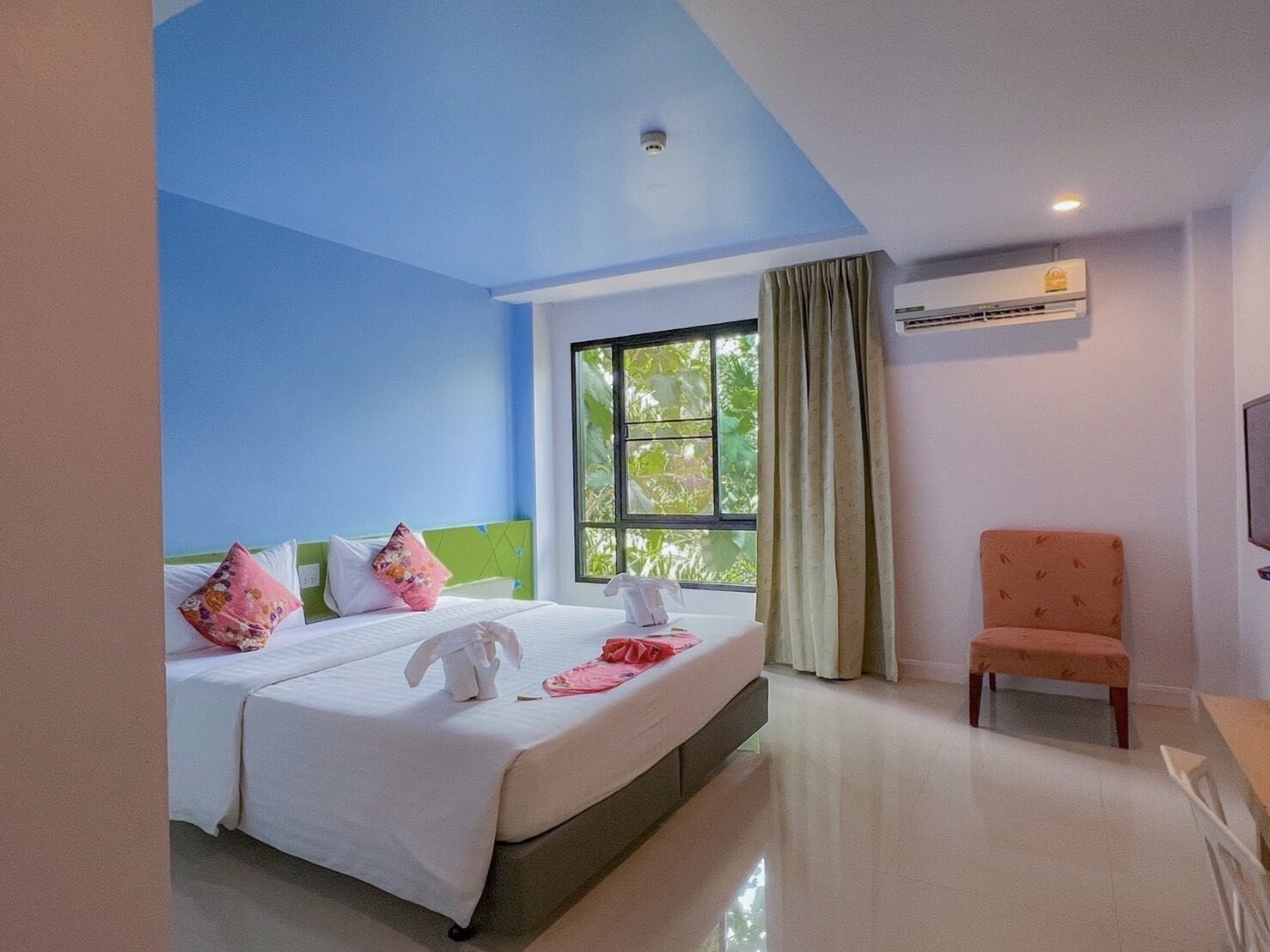 高級雙人房 | 迷你吧、書桌、免費無線上網