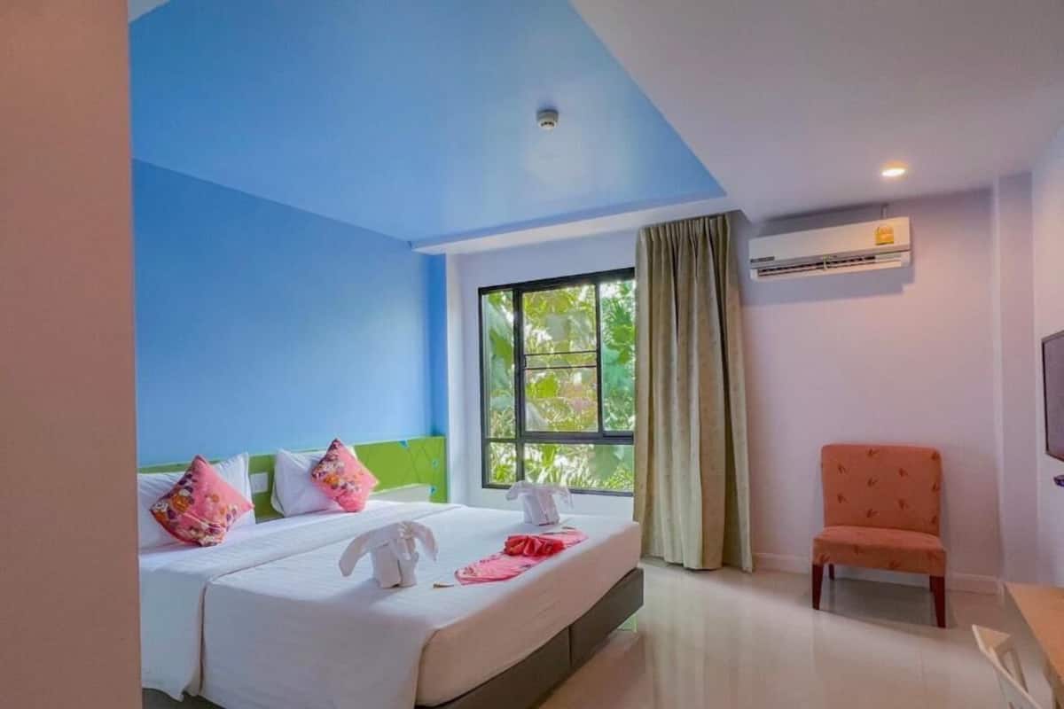 Minibar, desk, free WiFi