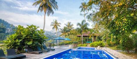 2 indoor pools, 2 outdoor pools, sun loungers