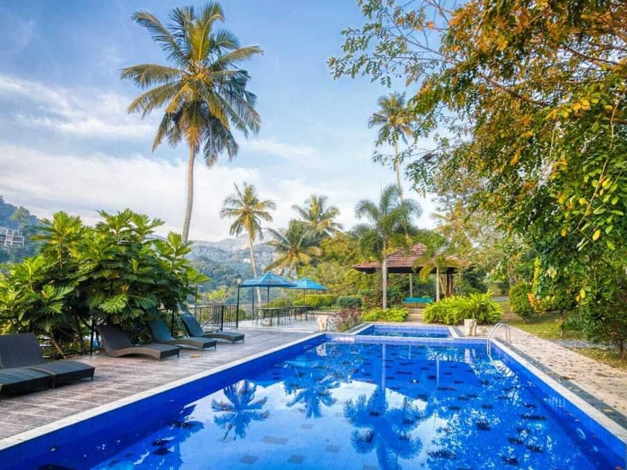 2 indoor pools, 2 outdoor pools, pool loungers