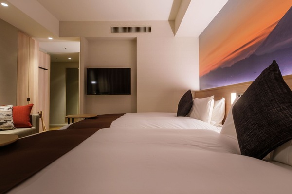 Habitación cuádruple estándar, para no fumadores | Cortinas blackout, tabla de planchar con plancha y wifi gratis