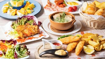Daily buffet breakfast (JPY 2310 per person)