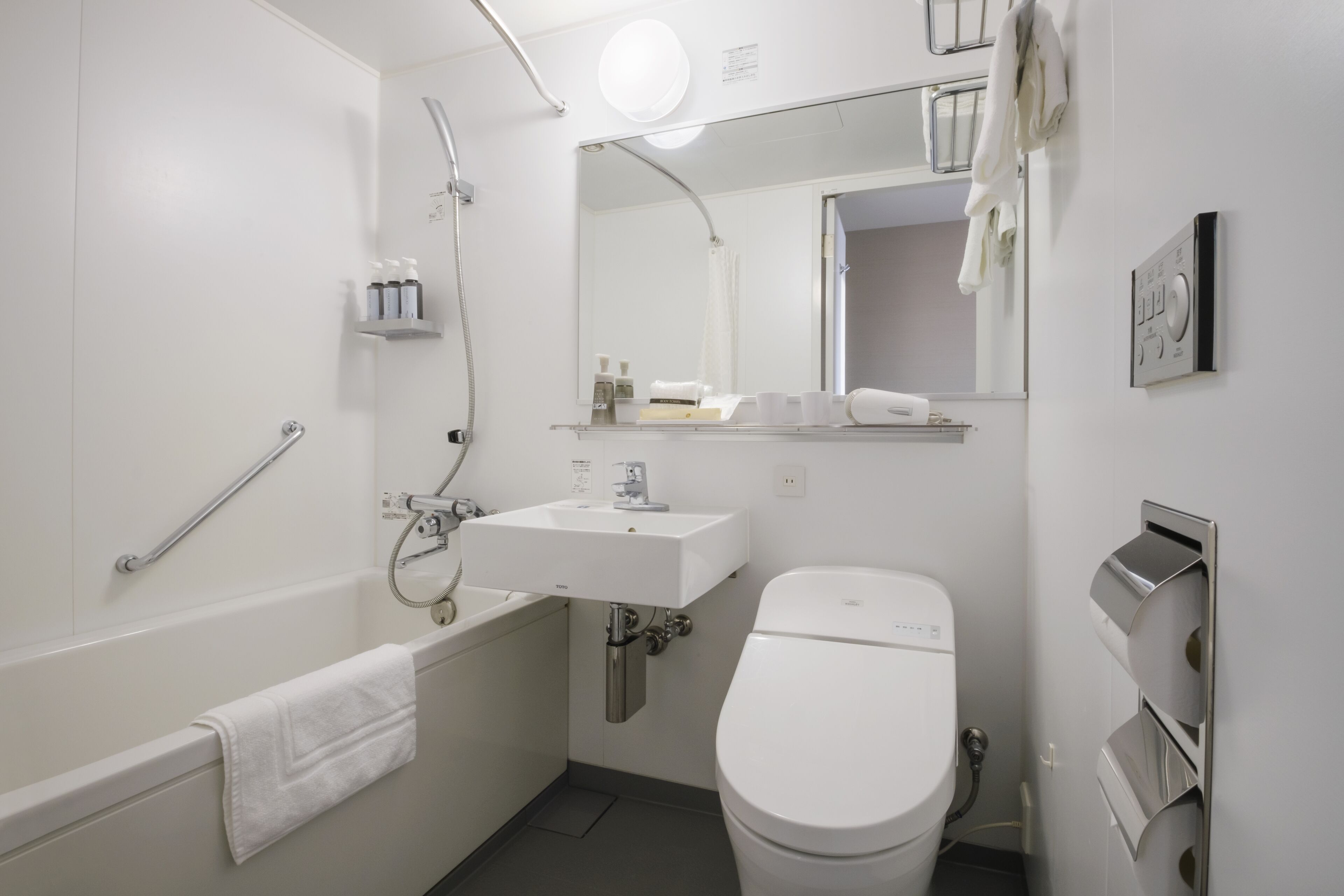 combined shower/bathtub, free toiletries, hair dryer, slippers