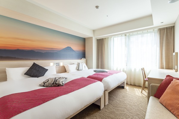 Habitación cuádruple estándar, para no fumadores | Cortinas blackout, tabla de planchar con plancha y wifi gratis