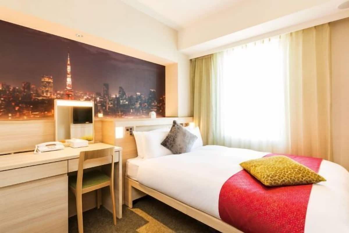 1 bedroom, blackout drapes, iron/ironing board, free WiFi