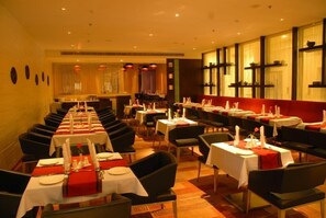 2 restaurants, international cuisine - Royal Park (Kakinada)