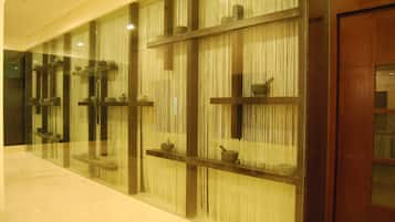 Quarto empresarial | Roupas de cama premium, frigobar, cofres nos quartos, escrivaninha