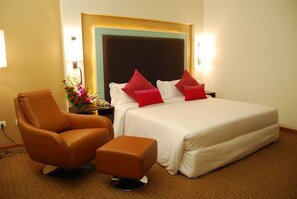 King Suite | Premium bedding, minibar, in-room safe, desk - Royal Park (Kakinada)