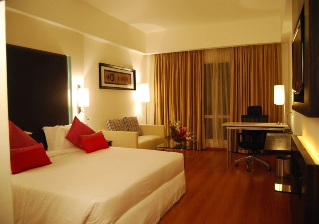 Peralatan tempat tidur premium, bar mini, peti besi dalam bilik, meja 