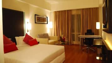 Peralatan tempat tidur premium, bar mini, peti besi dalam bilik, meja