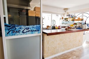 Una cocina con salpicadero de piedra, encimera de madera y un letrero que dice 'Port Corona'.
