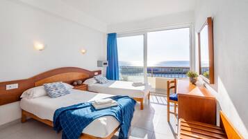 Een bureau, gratis wifi, beddengoed