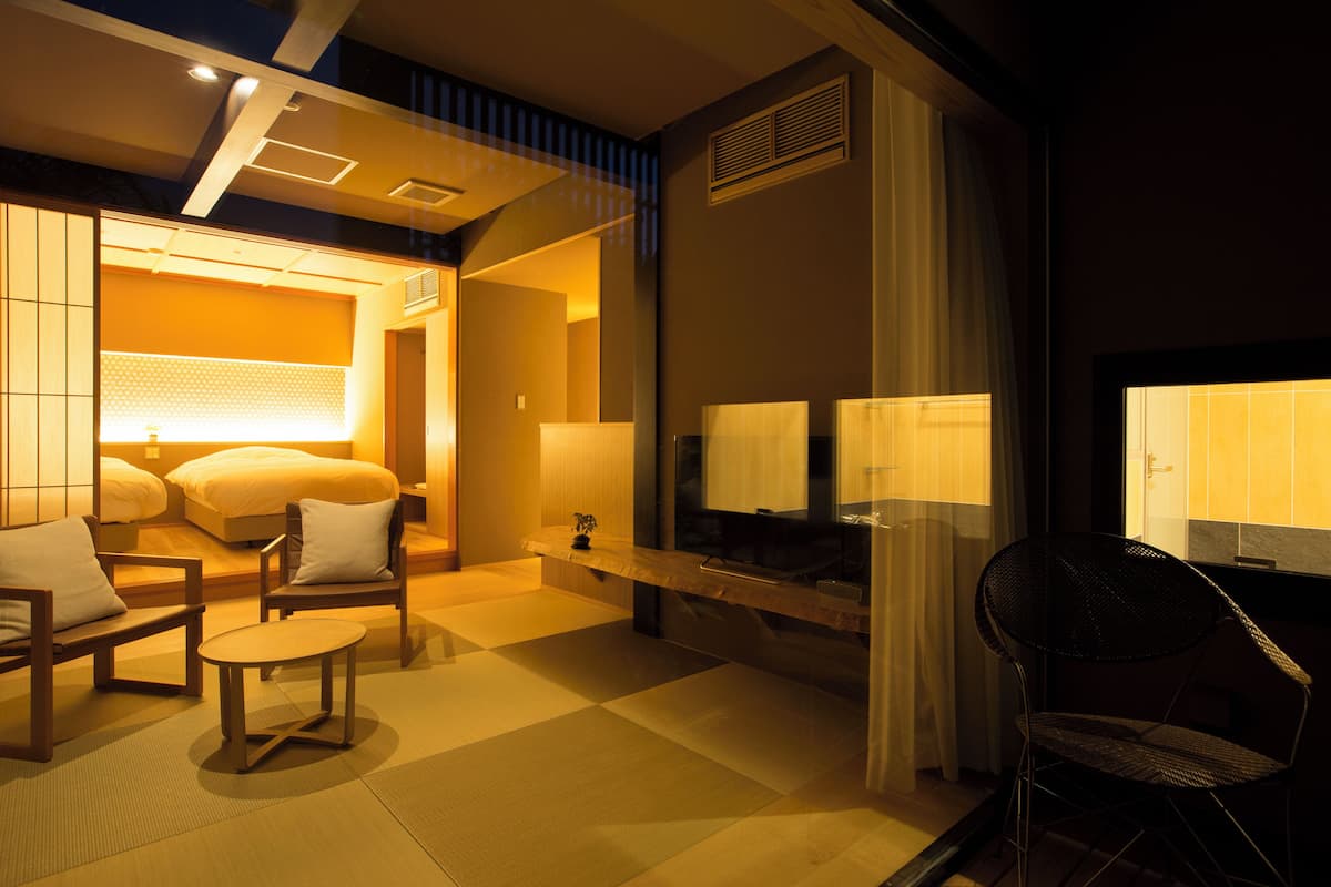 Une chambre d’hôtel moderne équipée d’un lit, d’un coin salon et d’un téléviseur.