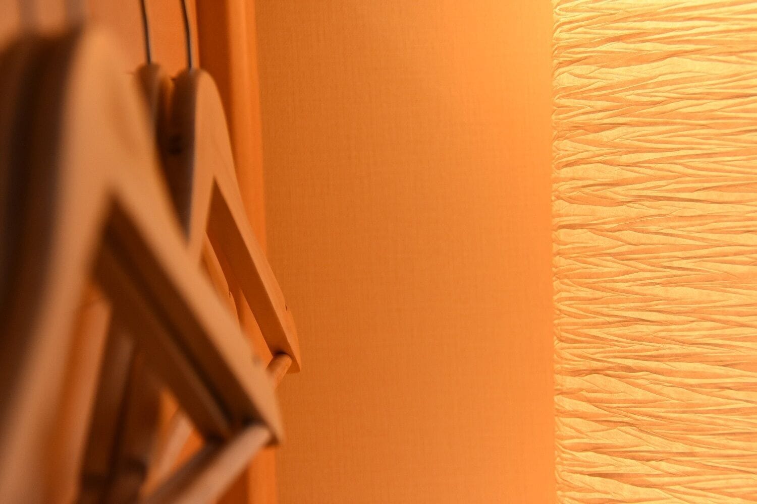 Una habitación con puerta de madera y pared con textura.
